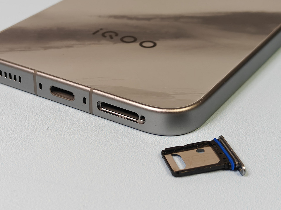 Обзор смартфона iQOO 15: топовый процессор и батарея 7000 мАч