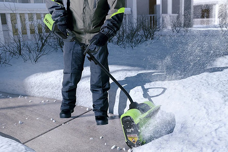 5 главных преимуществ снеголопат перед снегоуборщиками