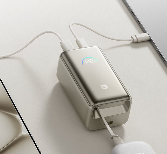 Xiaomi выпустила мощный и стильный пауэрбанк на 10 000 мАч с выдвижным кабелем USB-C и цветным дисплеем