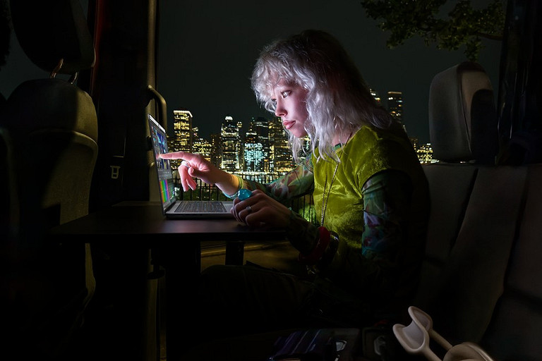 Apple представила самые дорогие MacBook Pro. У них сенсорные OLED-дисплеи и светящиеся яблоки
