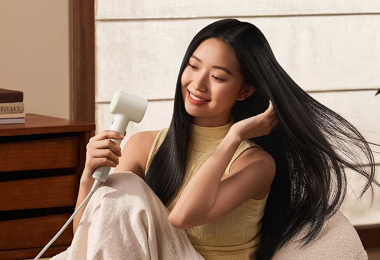 Девушки будут в восторге! Xiaomi выпустила мини-фен, который и сушит волосы за 5 минут