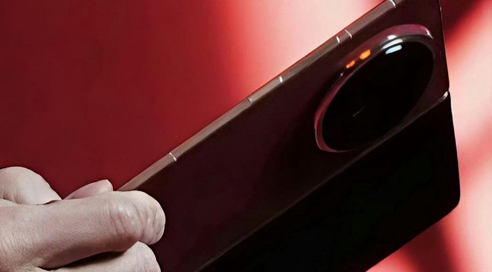 HONOR Magic V6 показали на живых фото. Цвет просто шикарный