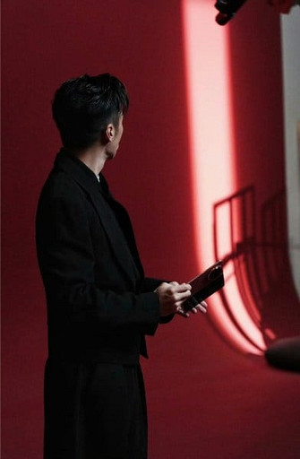 HONOR Magic V6 показали на живых фото. Цвет просто шикарный