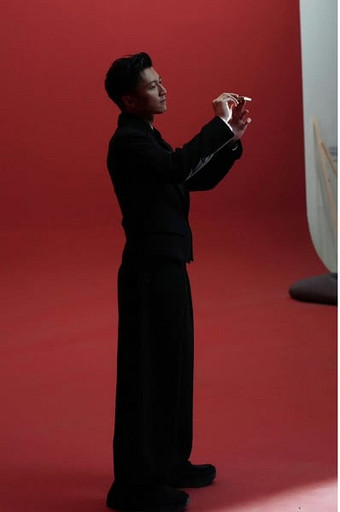 HONOR Magic V6 показали на живых фото. Цвет просто шикарный