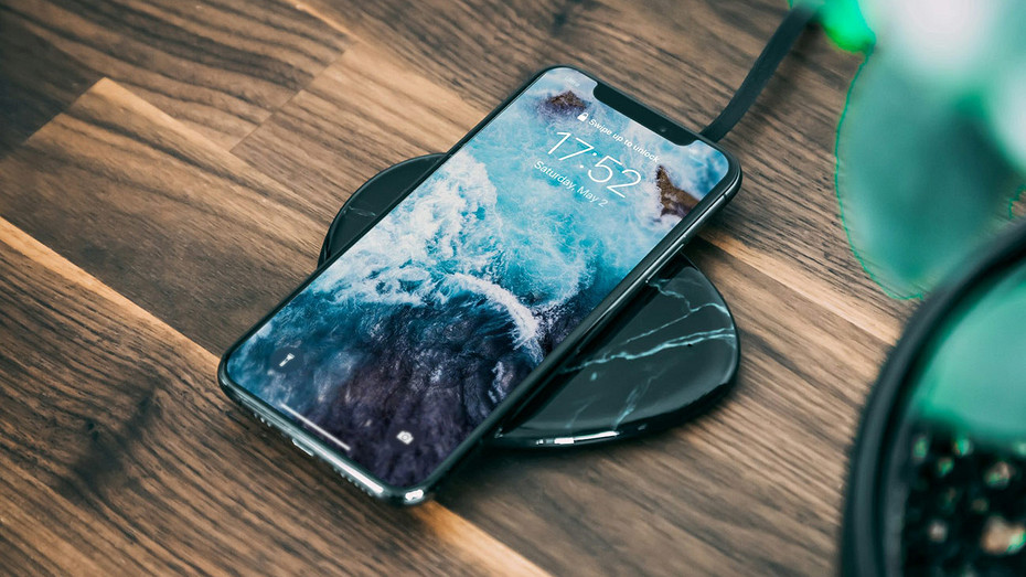 Как работает беспроводная зарядка для смартфона, наушников и часов: это не магия