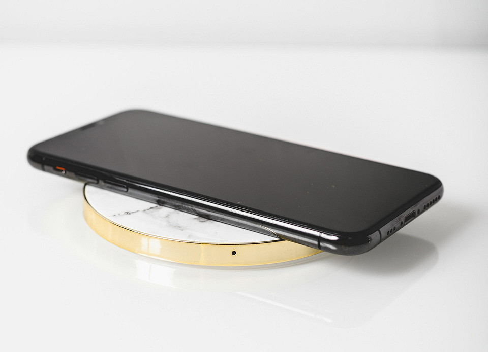 Как работает беспроводная зарядка для смартфона, наушников и часов: это не магия