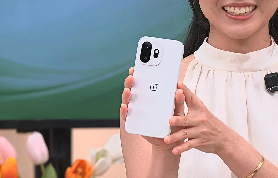 Компактный флагман OnePlus показали со всех сторон. Он получил огромную батарею на 7500 мАч