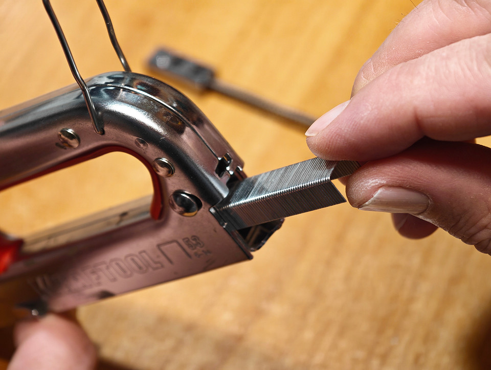 Как пользоваться строительным степлером правильно