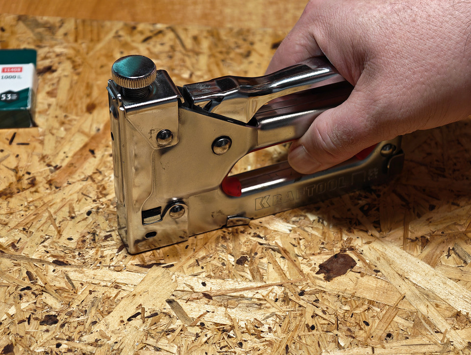 Как пользоваться строительным степлером правильно