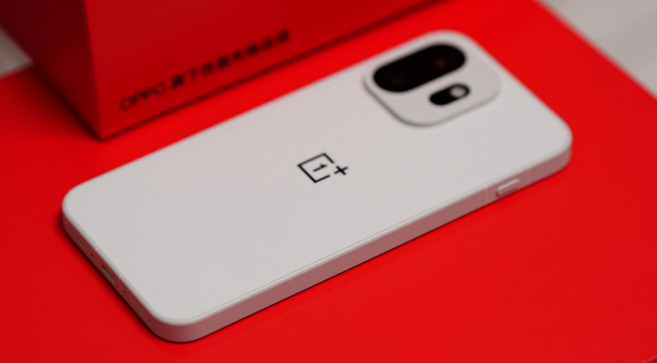 OnePlus 15T показали со всех сторон до релиза. Белая версия выглядит очень круто