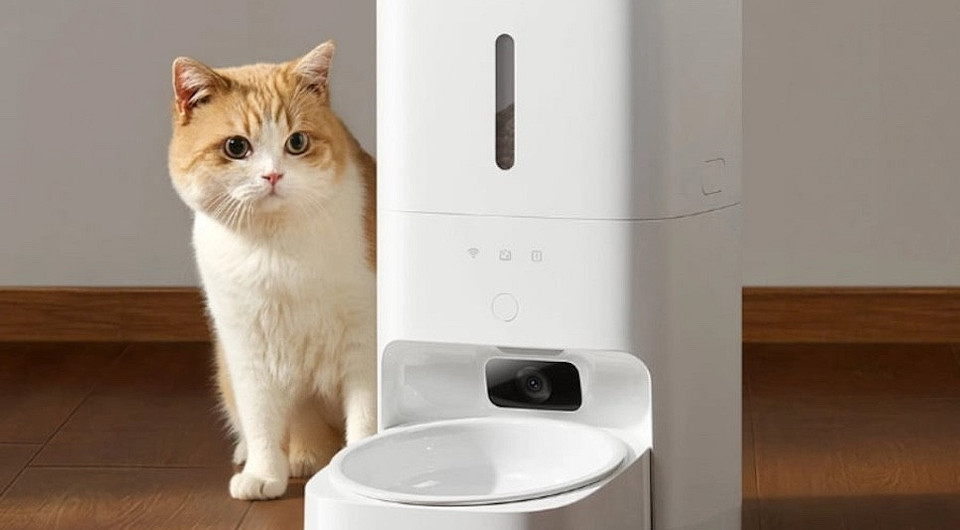 ИИ добрался и сюда: Xiaomi показала умную кормушку с камерой. Теперь можно не только кормить питомца, но и следить за ним 24/7