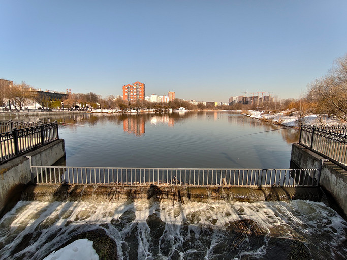 Обзор смартфона iQOO 15R: субфлагман для игр и не только