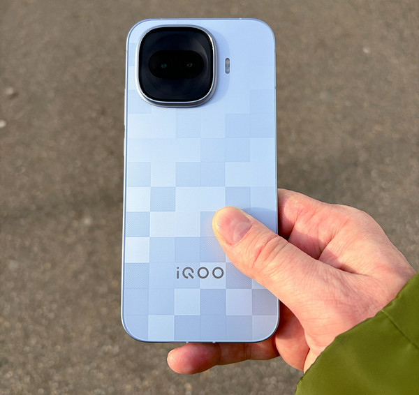 Обзор смартфона iQOO 15R: субфлагман для игр и не только