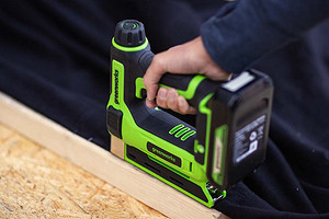 Как пользоваться строительным степлером правильно