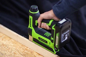 Как пользоваться строительным степлером правильно