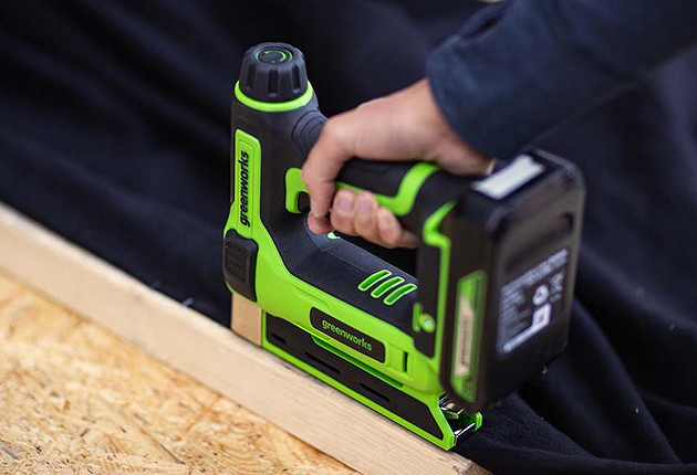 Как пользоваться строительным степлером правильно