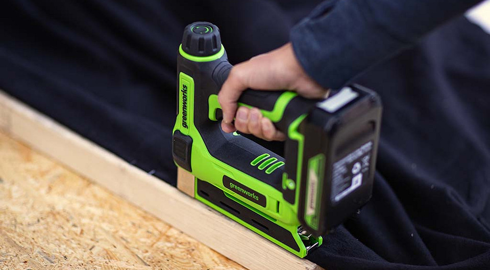 Как пользоваться строительным степлером правильно