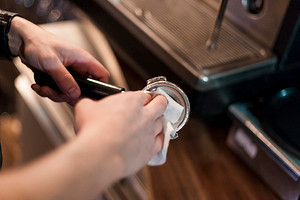 Как промыть кофемашину: инструкции для разных типов