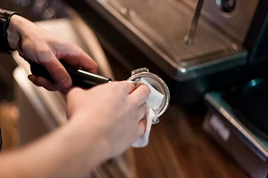 Как промыть кофемашину: инструкции для разных типов