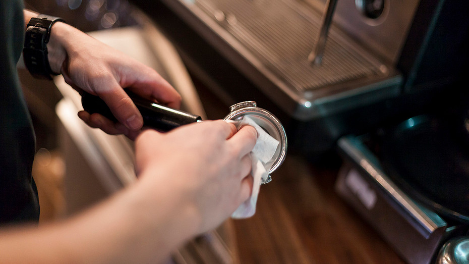 Как промыть кофемашину: инструкции для разных типов