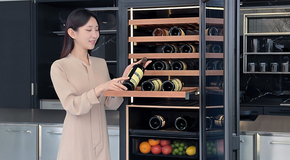 ИИ заменил сомелье: Samsung показала винный холодильник, который сам сканирует бутылки
