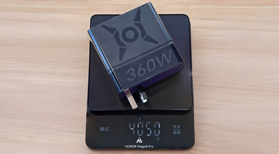 HONOR показала компактный блок питания на 360 Вт. Похоже, компания готовит мощный игровой ноутбук