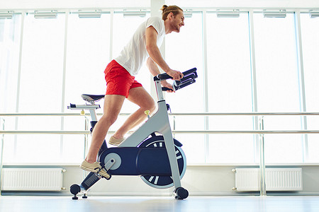 Как выбрать велотренажер для дома: полезные советы