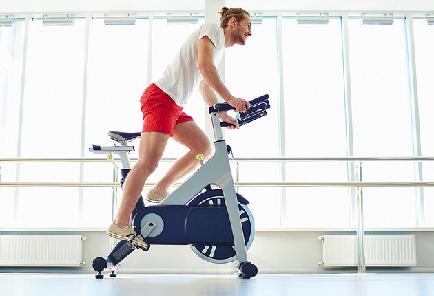 Как выбрать велотренажер для дома: полезные советы
