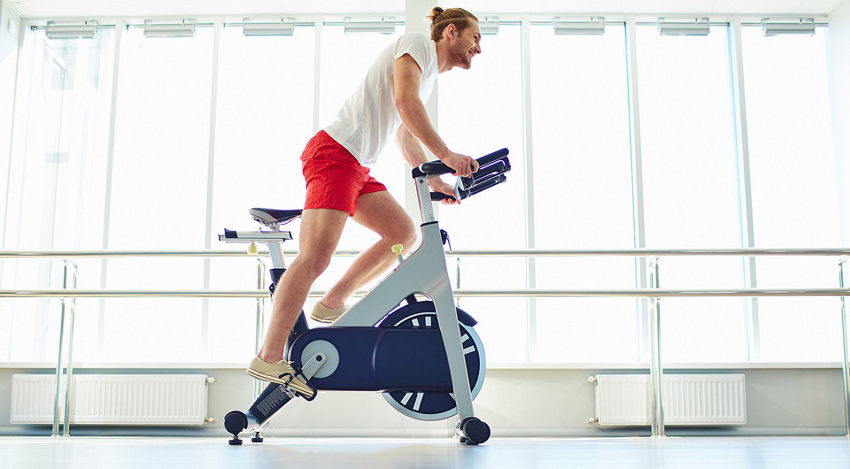 Как выбрать велотренажер для дома: полезные советы