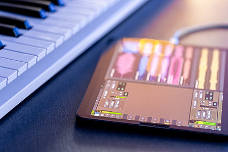 Как создать песню с помощью нейросети — бесплатно и за 5 минут