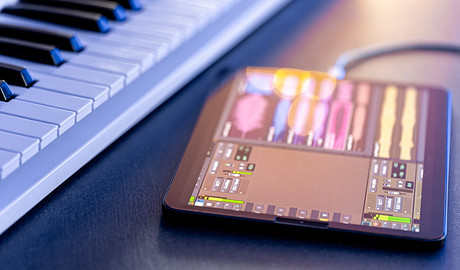 Как создать песню с помощью нейросети — бесплатно и за 5 минут