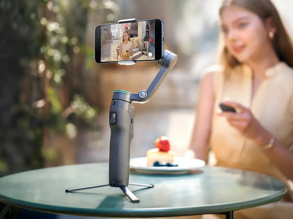 Вещь дня для блогеров: DJI выпустила стабилизатор Osmo Mobile 8P с отдельным экраном