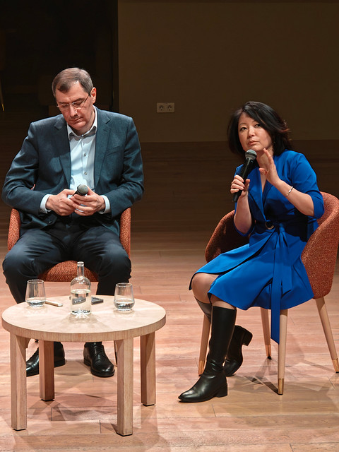 Светлана Юн привела пример того, как ИИ уже снижает затраты на производство продукта. К примеру, среди разработчиков использование нейросетей стало нормой. ИИ уже успешно решает осно...