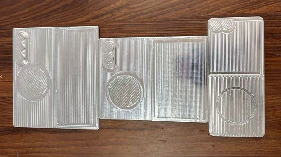 Samsung Galaxy Z Fold 8, Fold 8 Wide и Flip 8 показали вживую на муляжах