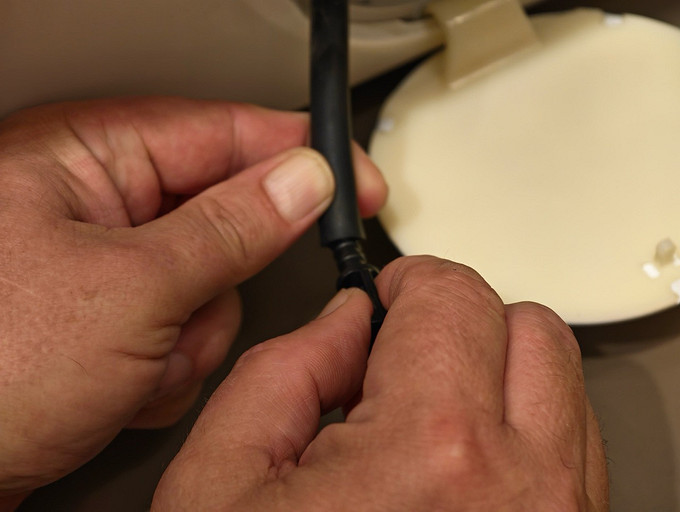 Сначала вынимаем заглушку сливного шланга