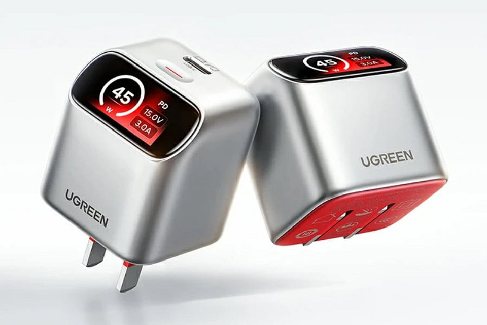 Ugreen встроила дисплей в компактную GaN-зарядку на 45 Вт