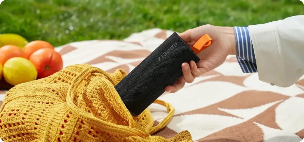 Летняя колонка Xiaomi Sound Play добралась до глобального рынка. Она умеет объединяться в сеть из 100 устройств
