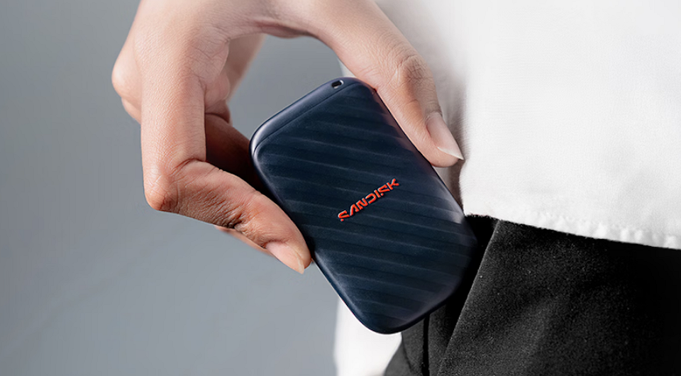 Очень компактный и относительно быстрый. SanDisk выпустила SSD ELE на 1 ТБ со скоростью до 600 МБ/с