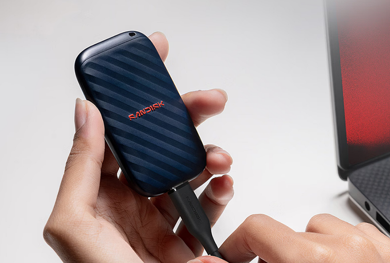Очень компактный и относительно быстрый. SanDisk выпустила SSD ELE на 1 ТБ со скоростью до 600 МБ/с