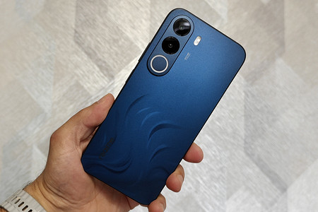 Базовый смартфон с батареей 8000 мАч: realme представил крутую новинку С100x за 17 000 рублей