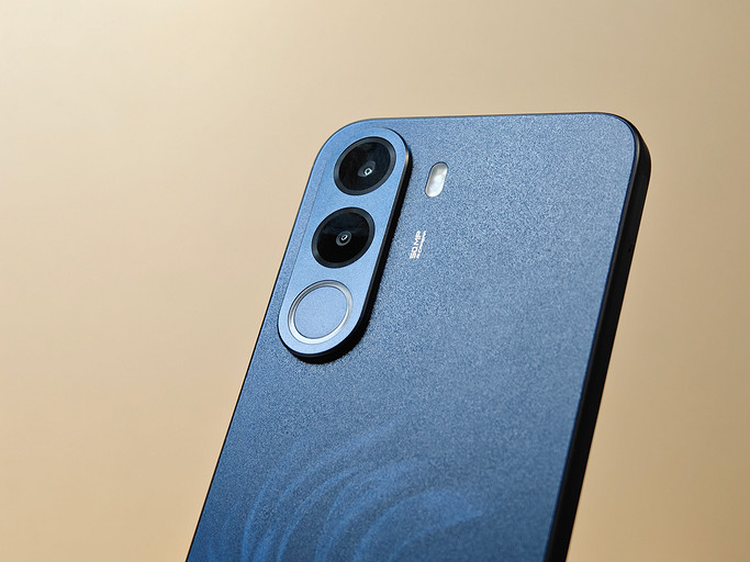 Базовый смартфон с батареей 8000 мАч: realme представил крутую новинку С100x за 17 000 рублей