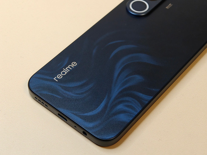 Базовый смартфон с батареей 8000 мАч: realme представил крутую новинку С100x за 17 000 рублей