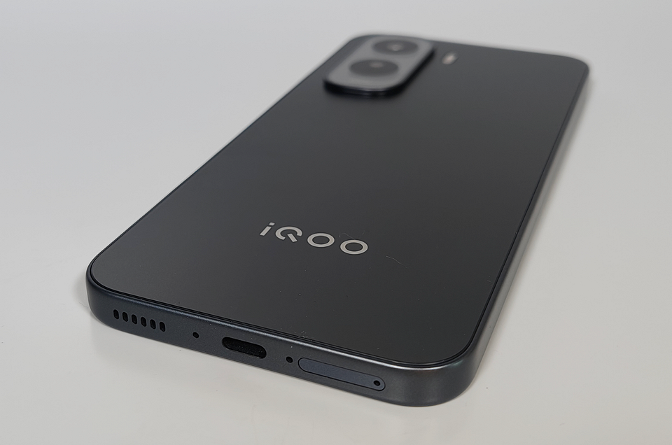 Обзор смартфона iQOO Z11: субфлагманский чип и огромная батарея 9020 мАч