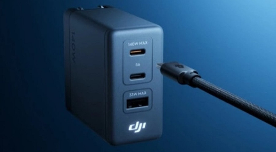 DJI выпустила свой первый GaN-адаптер на 140 Вт. Он получил три порта USB и кабель с экраном