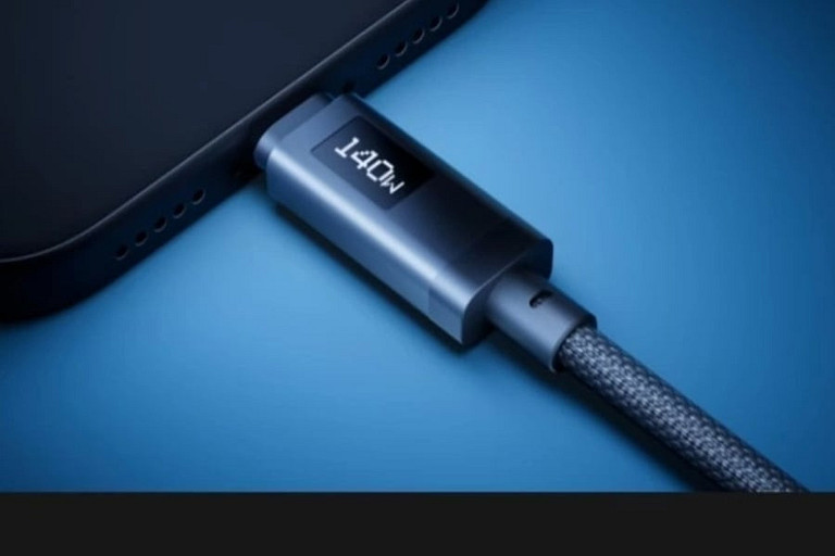 DJI выпустила свой первый GaN-адаптер на 140 Вт. Он получил три порта USB и кабель с экраном