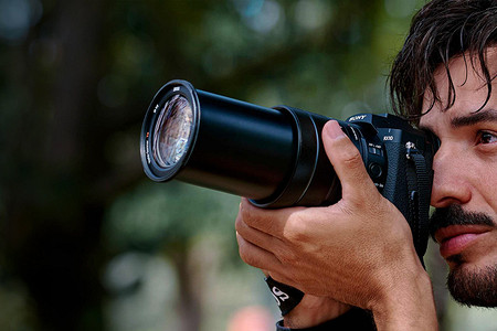 Sony представила фотоаппарат RX10 V с 25-кратным оптическим зумом за $2300