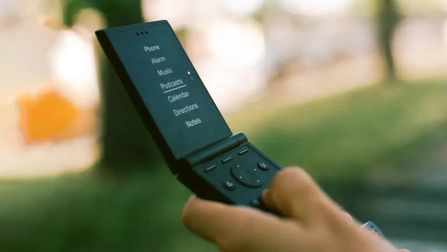 Внезапно: Light представила минималистичную раскладушку с 5G, OLED-экраном и камерой, но без интернета
