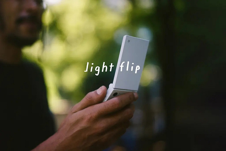 Внезапно: Light представила минималистичную раскладушку с 5G, OLED-экраном и камерой, но без интернета