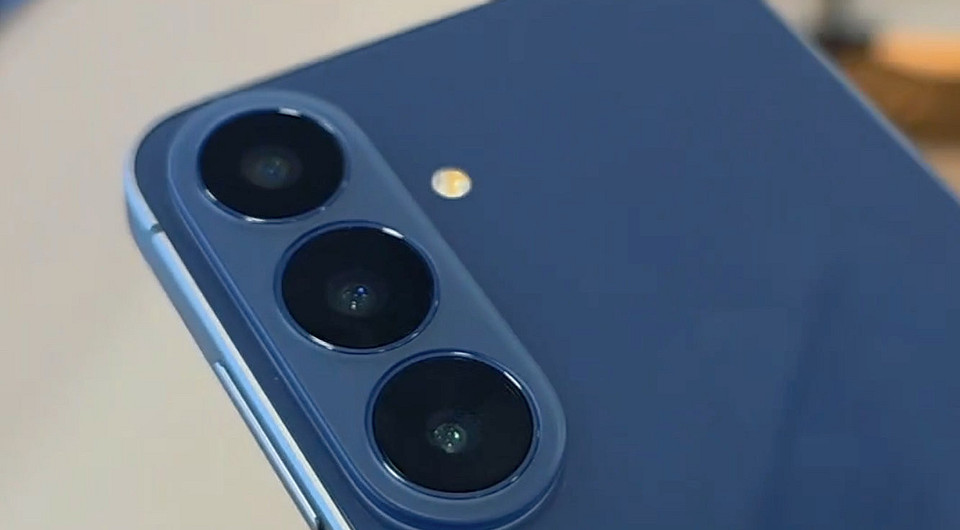 Samsung Galaxy S26 FE показали живьем на видео до анонса. Посмотрите сами