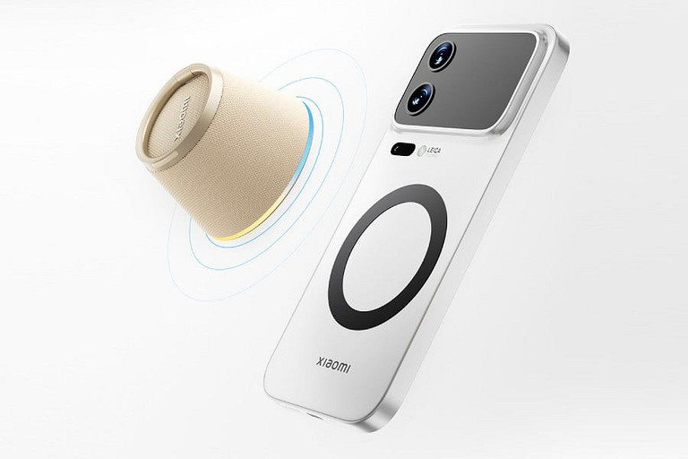 Xiaomi выпустила дешевую мини-колонку, которая крепится к смартфону. Она одновременно еще и подставка